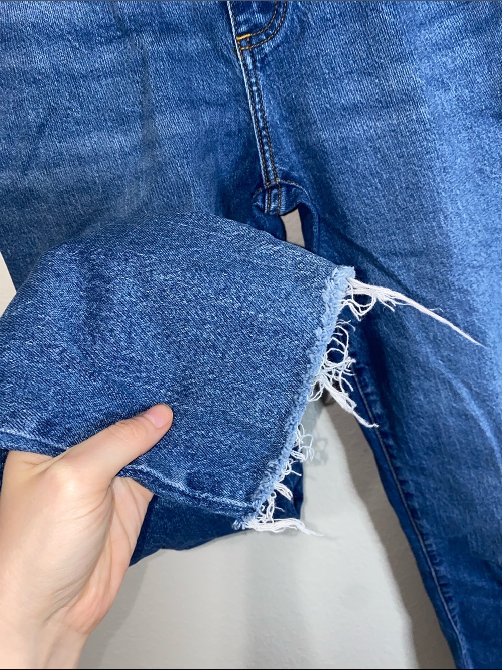 💋Adorable high rise 90’s slim Jeans frayed at the let holes! - Picture 5 of 11